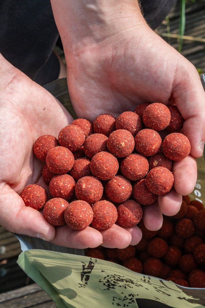 
                  
                    Spice boilies in de hand
                  
                